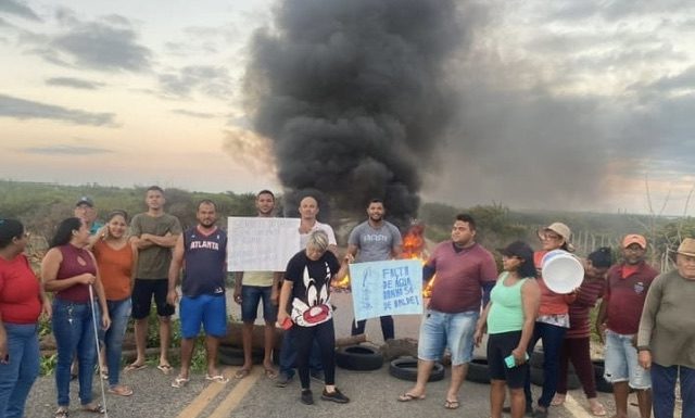 Moradores do Serrote do Urubu em Petrolina interditam Estrada das Pedrinhas em protesto contra a falta d’água