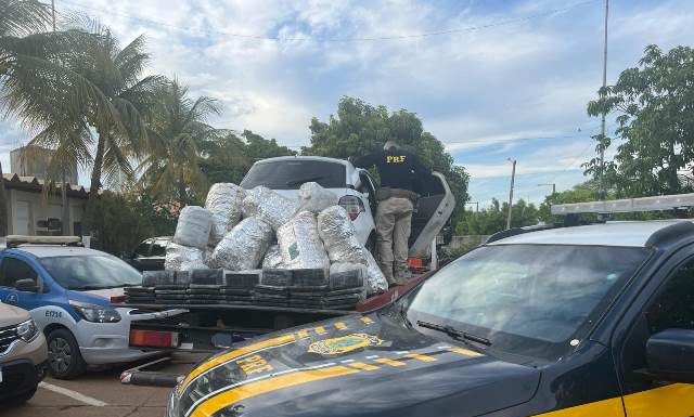 Adolescente é apreendido pela PRF com 218 Kg de maconha em carro roubado