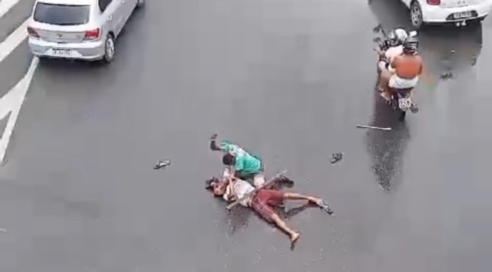 Virou ringue: homens entram em luta corporal no meio da rua em Camaçari-BA