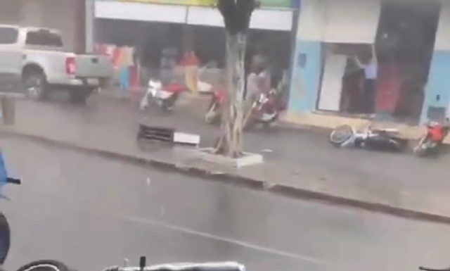 Chuva e forte ventania assusta moradores de Paulistana-PI