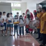 Papai Noel participa de cantata natalina e distribui presentes aos pacientes do Hospital Dom Malan em Petrolina