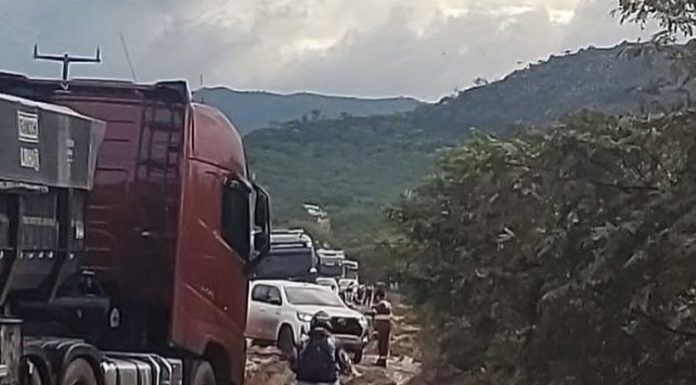 BA-210: Carretas atoladas revela precariedade de estrada que liga Sento Sé as comunidades ribeirinhas