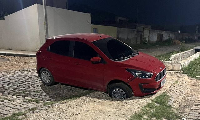 Mais um carro cai em buraco aberto no canal que cruza o Bairro Caminho do Sol em Petrolina