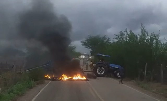 Terra Nova-PE: População de Passagem de Pedra realiza protesto cobrando da Compesa abastecimento de água