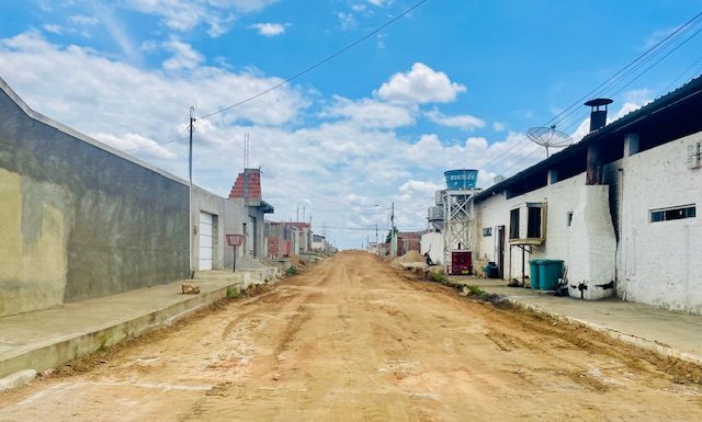 “Essa é mais uma obra que indicamos que mudará a vida das pessoas”, diz Vereador Tinanan celebrando início de calçamento no Bairro Temperatura