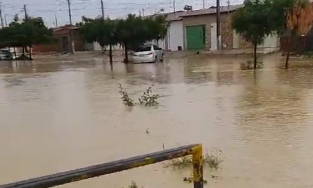 Juazeiro-BA: Água da chuva invade casas e população cobra providências das autoridades