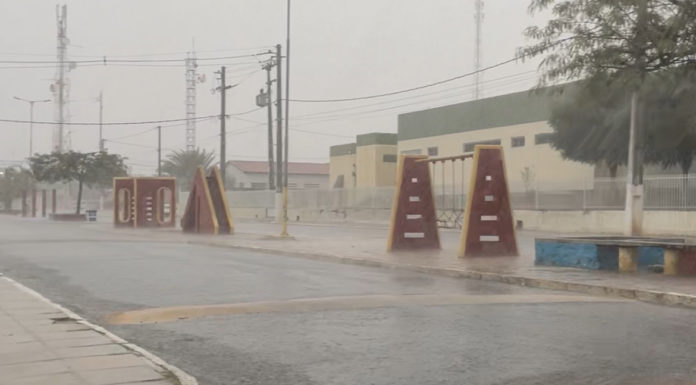 Temporal atinge Cabrobó na tarde desta quarta-feira (24); ruas ficaram alagadas