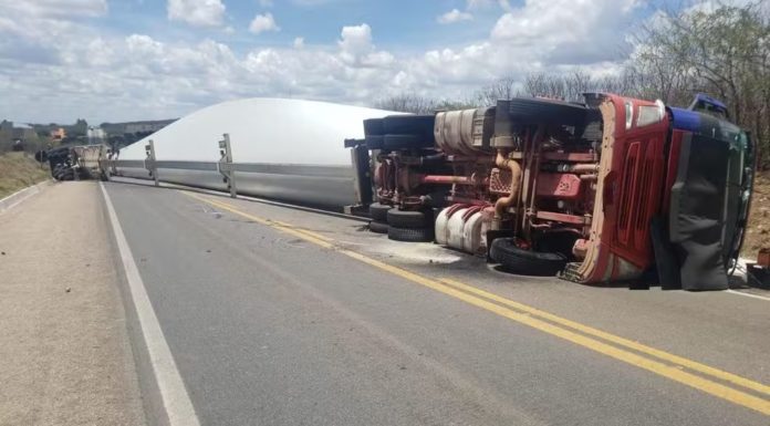 Carreta com pá eólica tomba e interdita trecho da BR 316, em Ouricuri