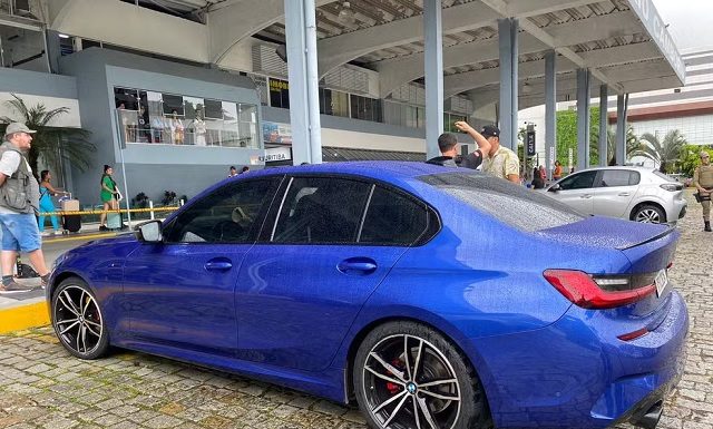 Quatro pessoas morrem após serem encontradas desacordadas dentro de BMW em Balneário Camboriú