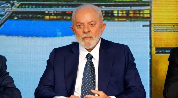 Lula alfineta Bolsonaro: “Por que os três filhos dele não renunciam em protesto à urna fraudulenta?”