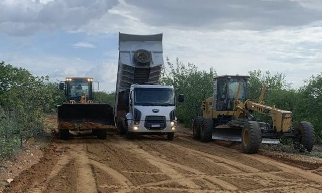 Secretaria de Agricultura realiza ação de terraplenagem na região do Pé da Serra em Cabrobó