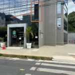 Perigo: Queda de vidros espelhados do prédio da AGU em Petrolina coloca em perigo a vida de quem passa na calçada