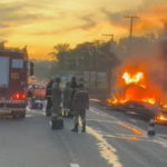 Acidente envolvendo caminhão tanque e um carro na BR-232 deixa uma pessoa ferida