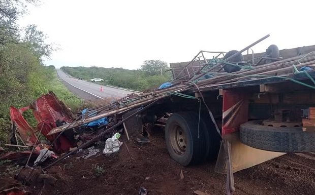 Dois motoristas morrem após batida entre caminhão e caminhão-pipa na BR 407, em Petrolina