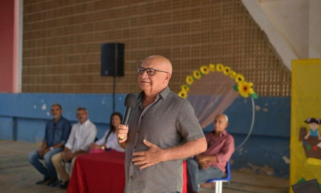 Prefeito Dr. Marcones anuncia aumento de 19,1% nos salários dos professores