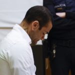 Daniel Alves condenado a quatro anos e meio de prisão por estupro